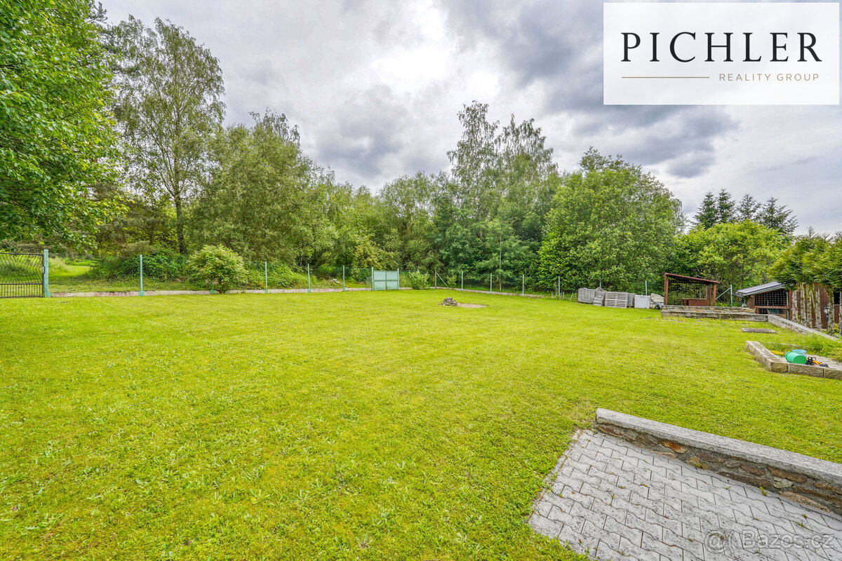 Prodej stavebního pozemku 1022 m² se stavbou