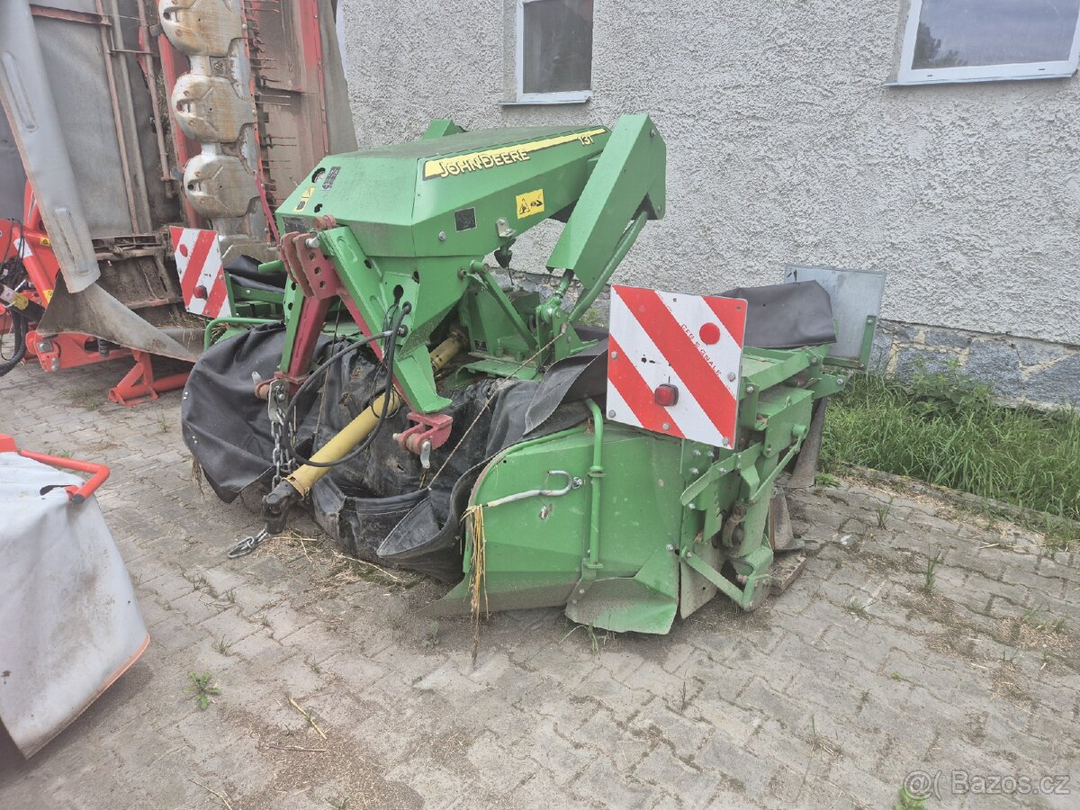 Čelní disková sekačka John Deere 131