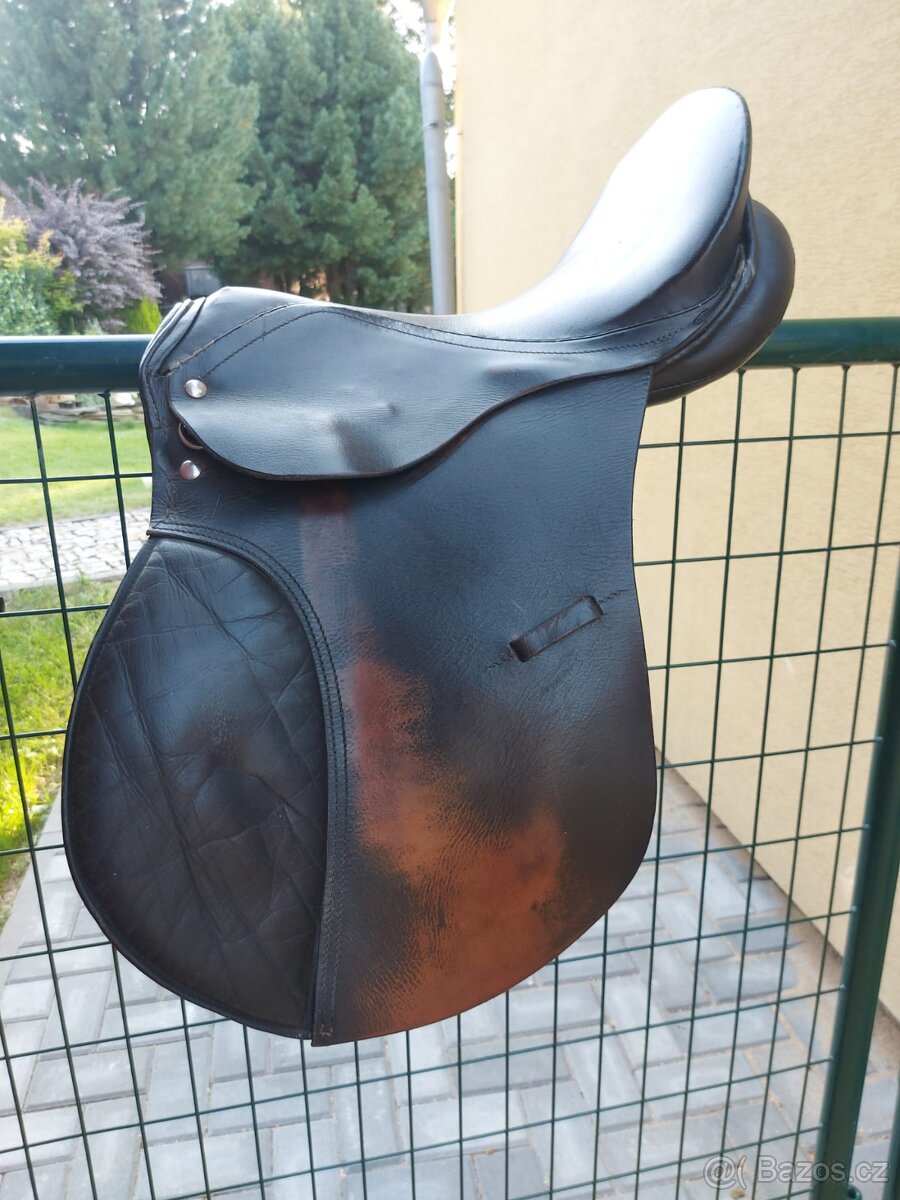 Starší sedlo na širšího koně