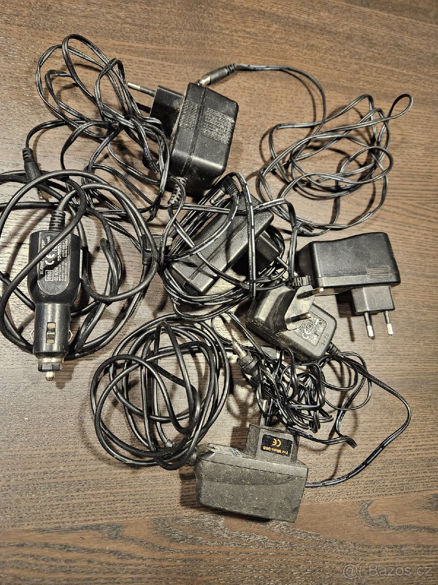 Směs různých napájecích adaptérů