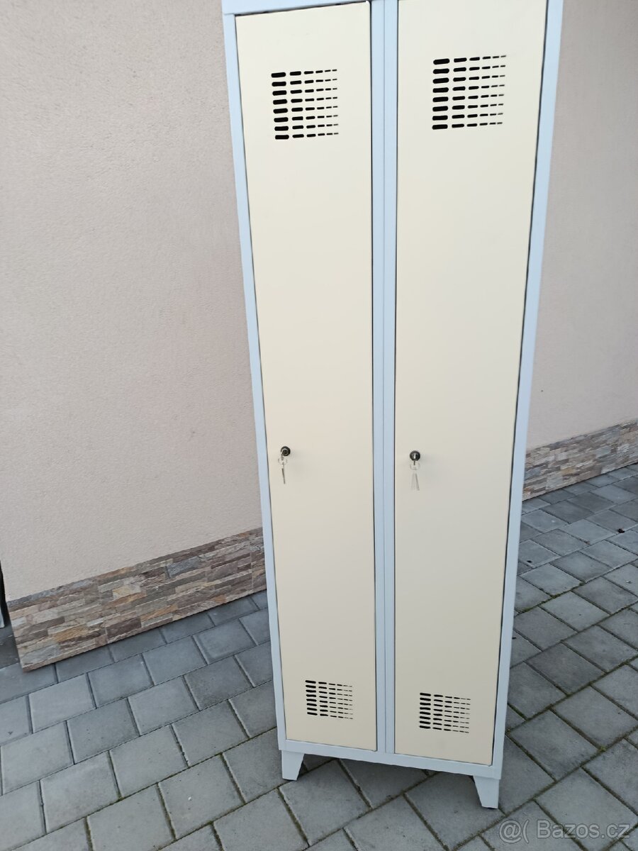Plechová šatní skříň I