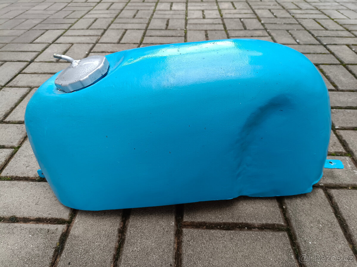 stará dělaná nádrž na silniční stavbu motocyklu jawa čz