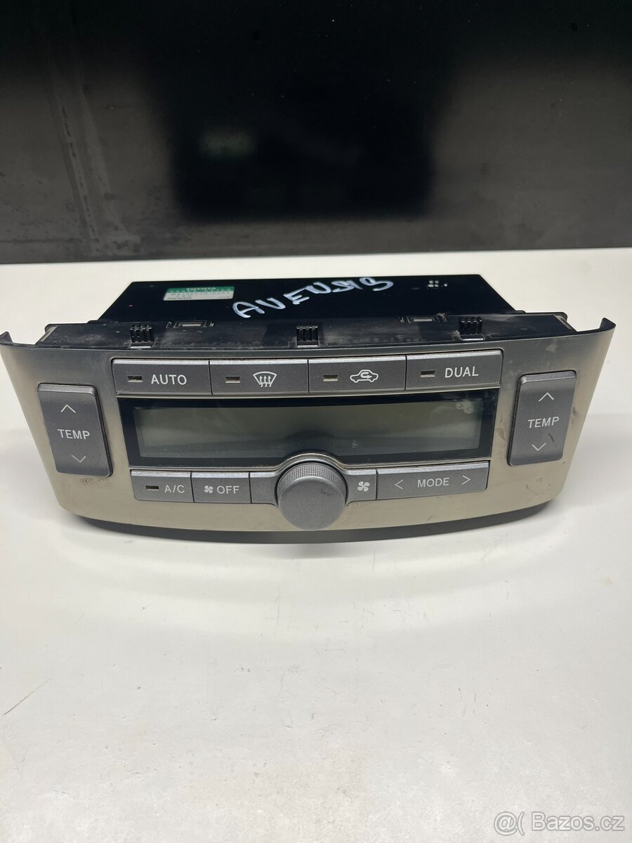 //Panel ovládaní klimatizace Toyota Avensis T25//