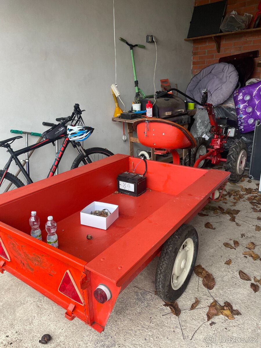 Tera Vary s valníkem a rotavátorem