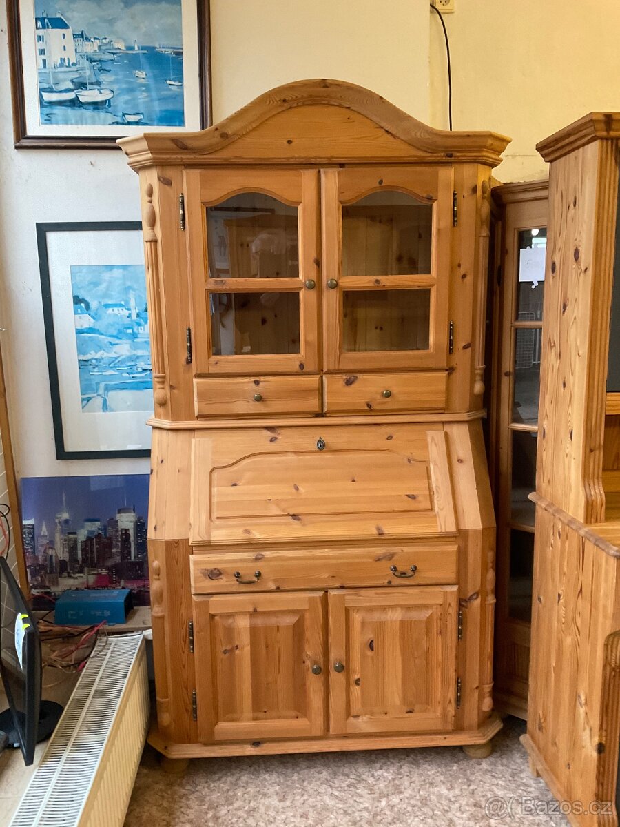 Větší dvoudveřová vitrína borovice Masiv chalupa roubenka