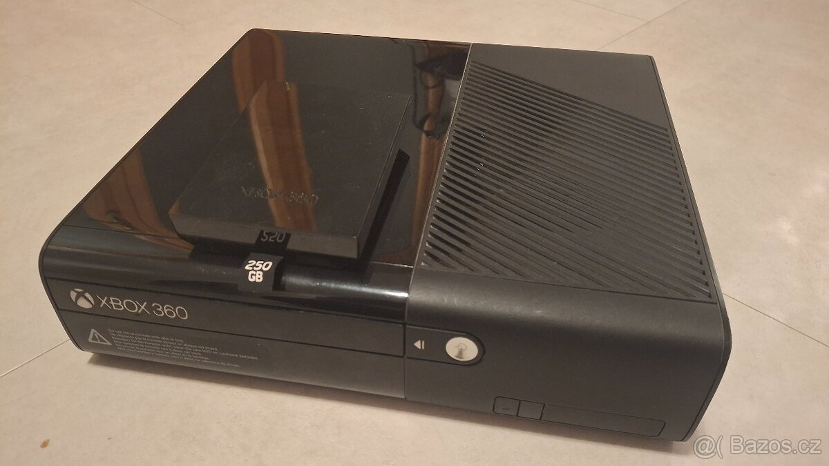 Xbox 360 E – 250GB, 4 ovladače, kinect, 40+ her