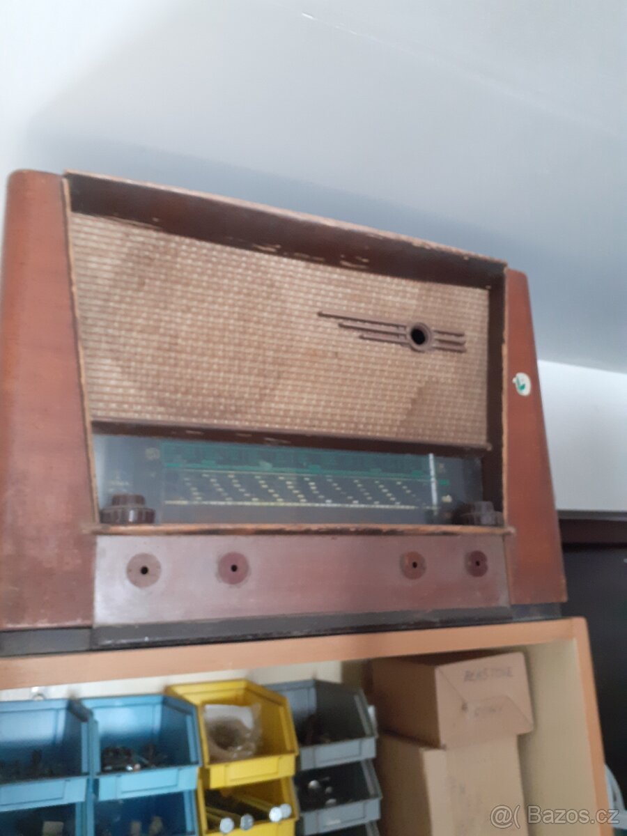 Kostra historického radiopřijímače s neúplynými lampami