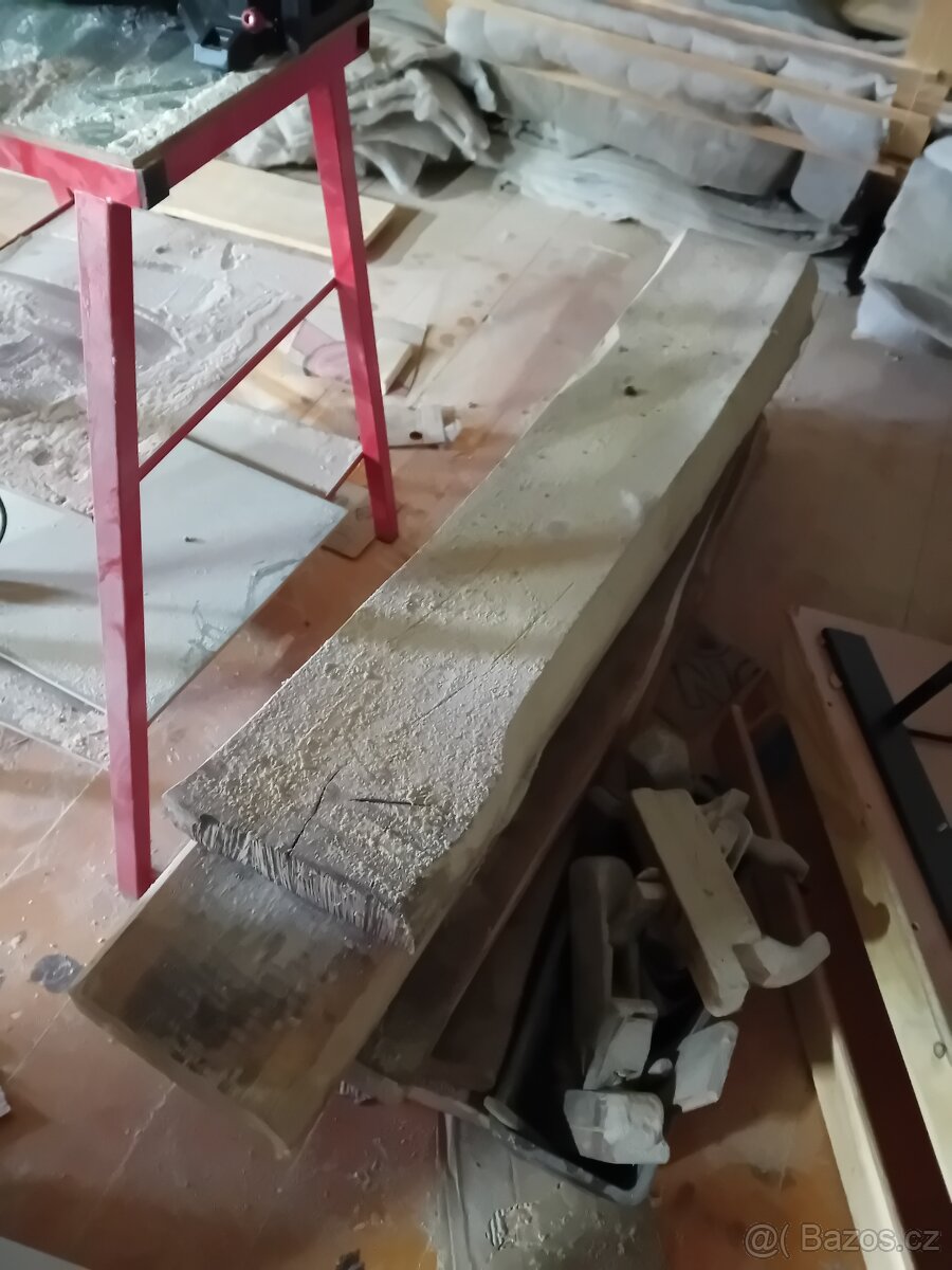 Dubové fošny cca 20 let na půdě v suchu