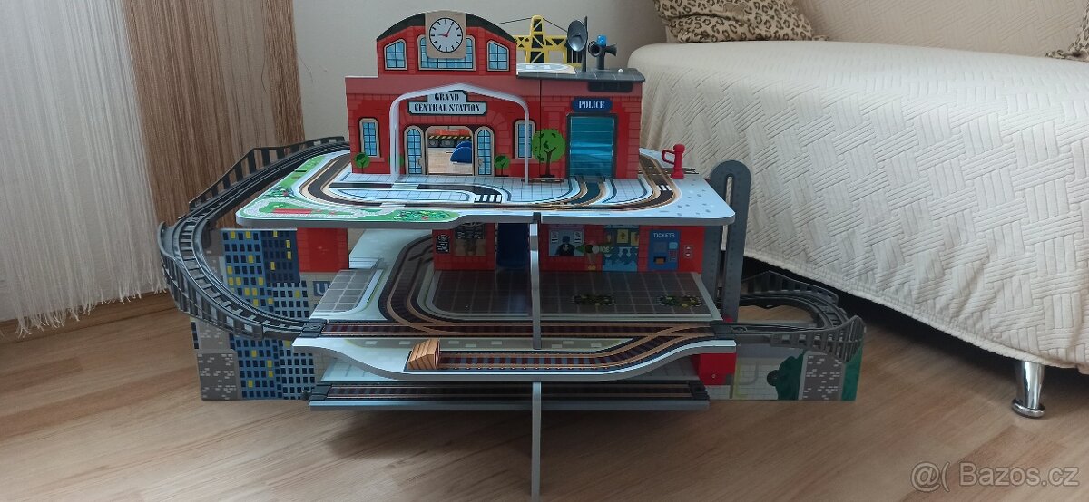 Dřevěné nádraží s příslušenstvím