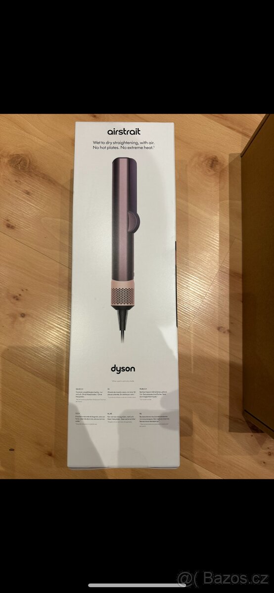 Dyson vysoušeč a žehlička Airstrait v setu s pouzdrem.