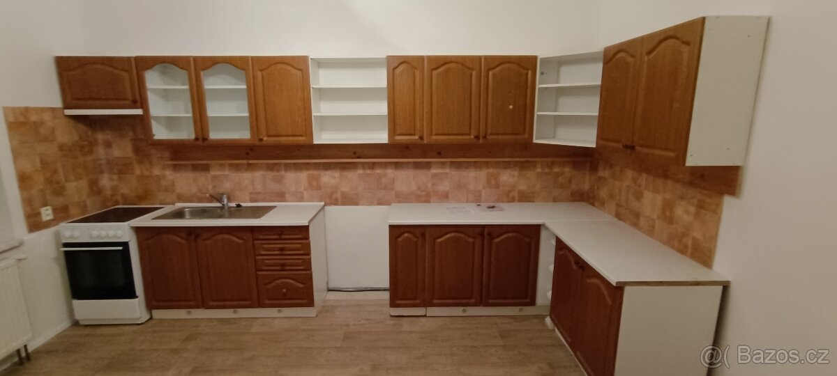 Kuchyňská linka s ele. sporákem.