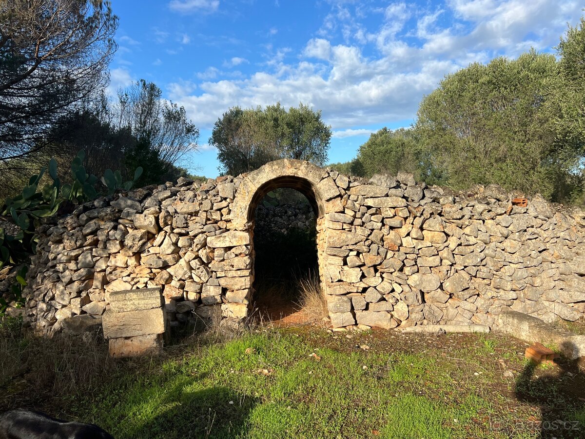 Pozemek u moře na jihu Itálie