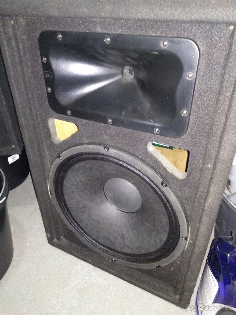 Bedna JBL bez ochranné mřížky.