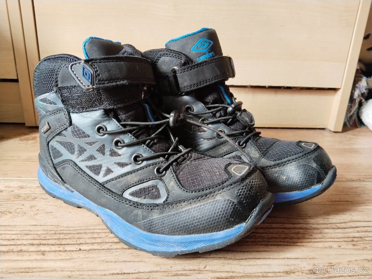 Kotníkové boty Umbro vel 35