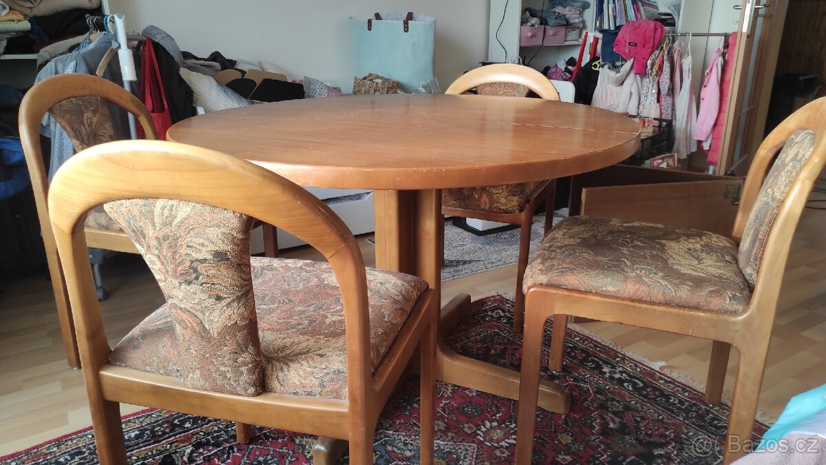 Jidelni stul, kulaty + 4 zidle, vse masiv