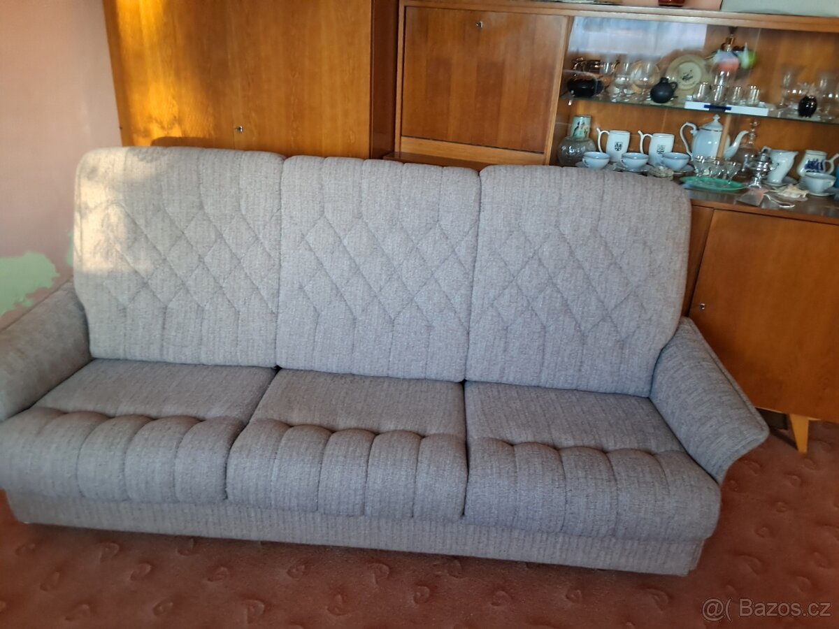 Sedačku a dvě křesla