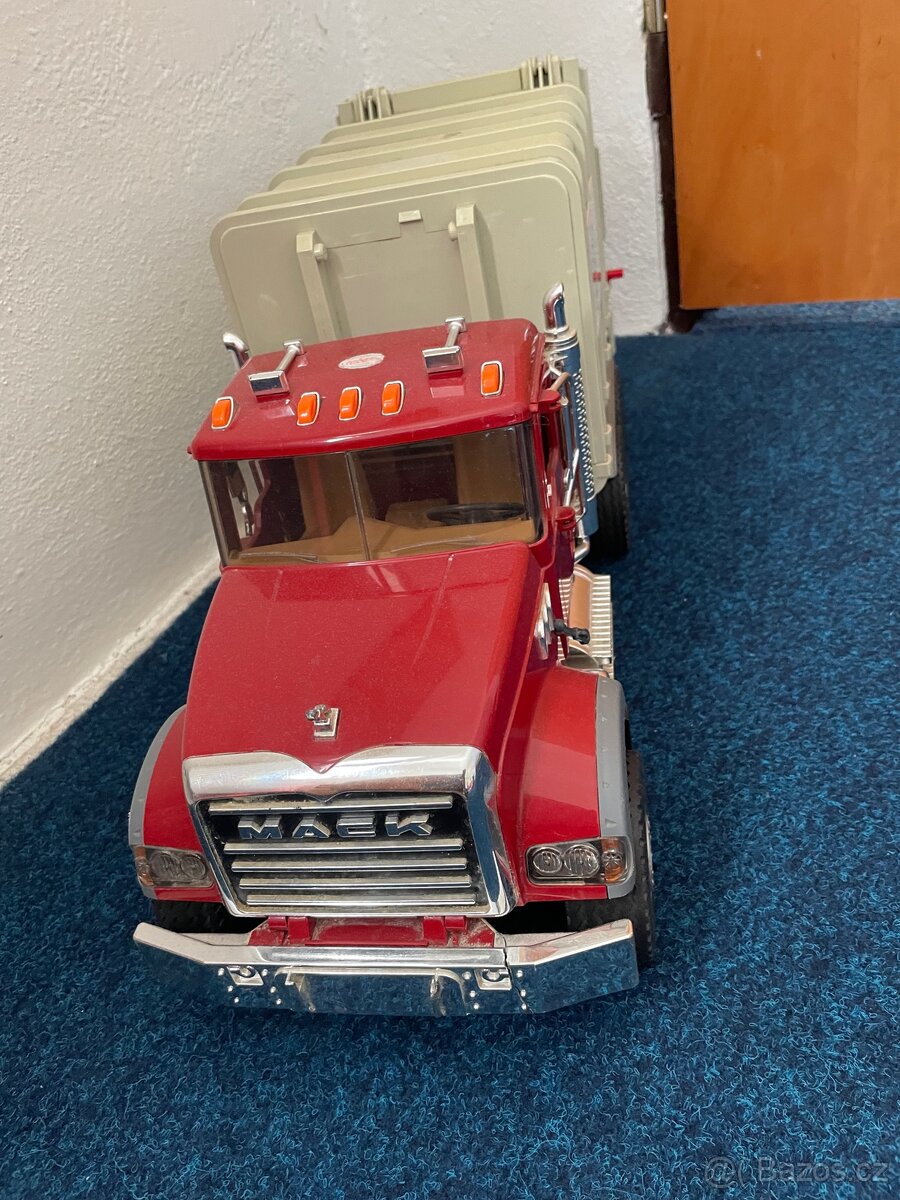 Bruder popeláři Mack