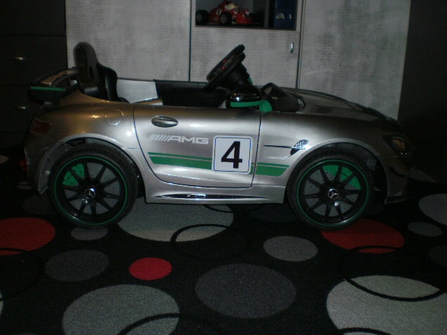 dětské elektrické autíčko