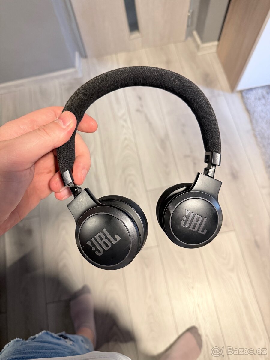 JBL 670NC Live černá