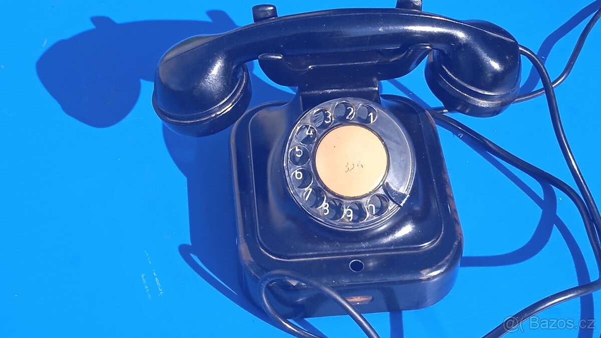 Historický telefon Tesla Praha Karlín.