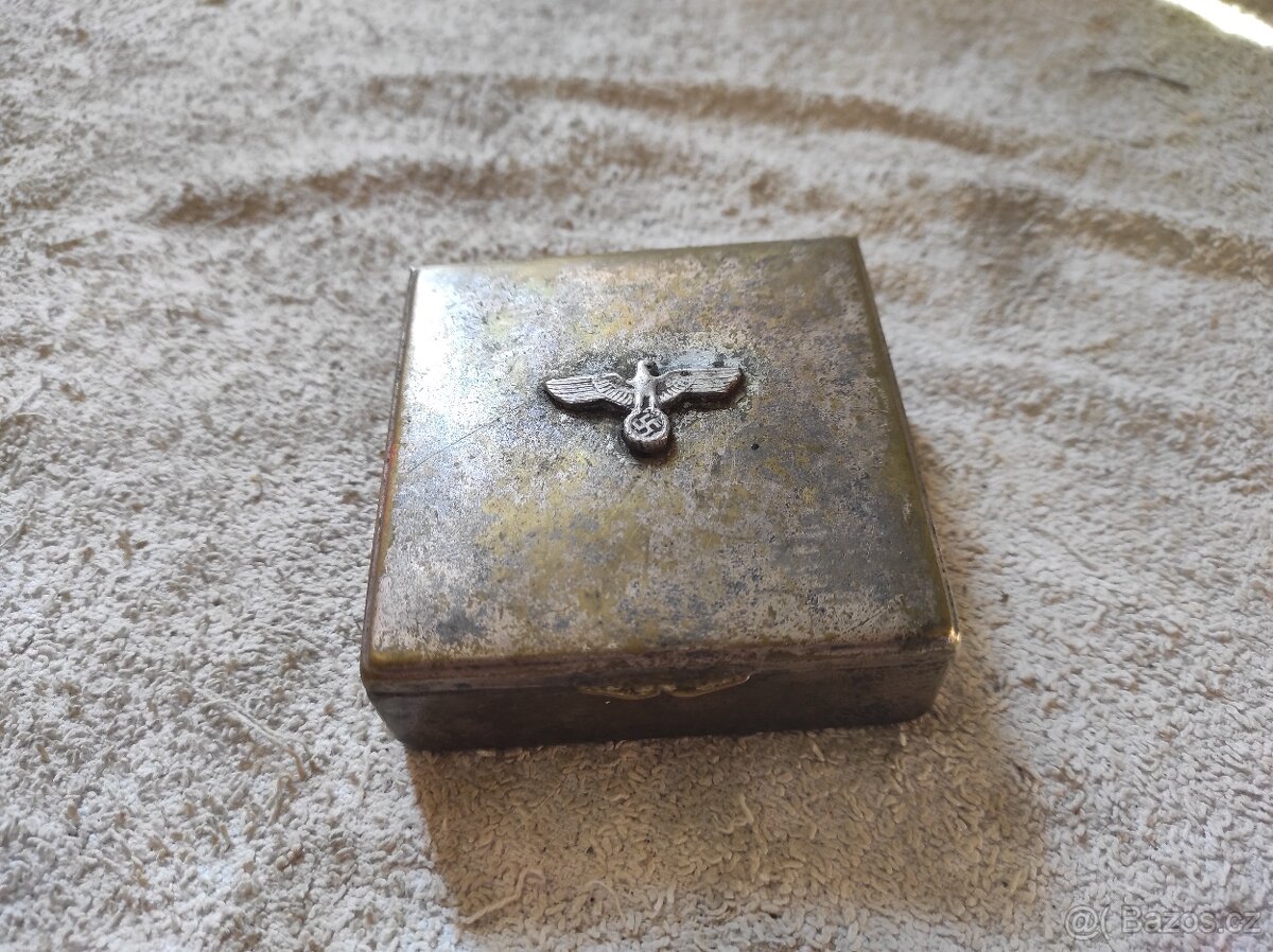Krabička/poudro Wehrmacht,uvnitř stříbrné šperky