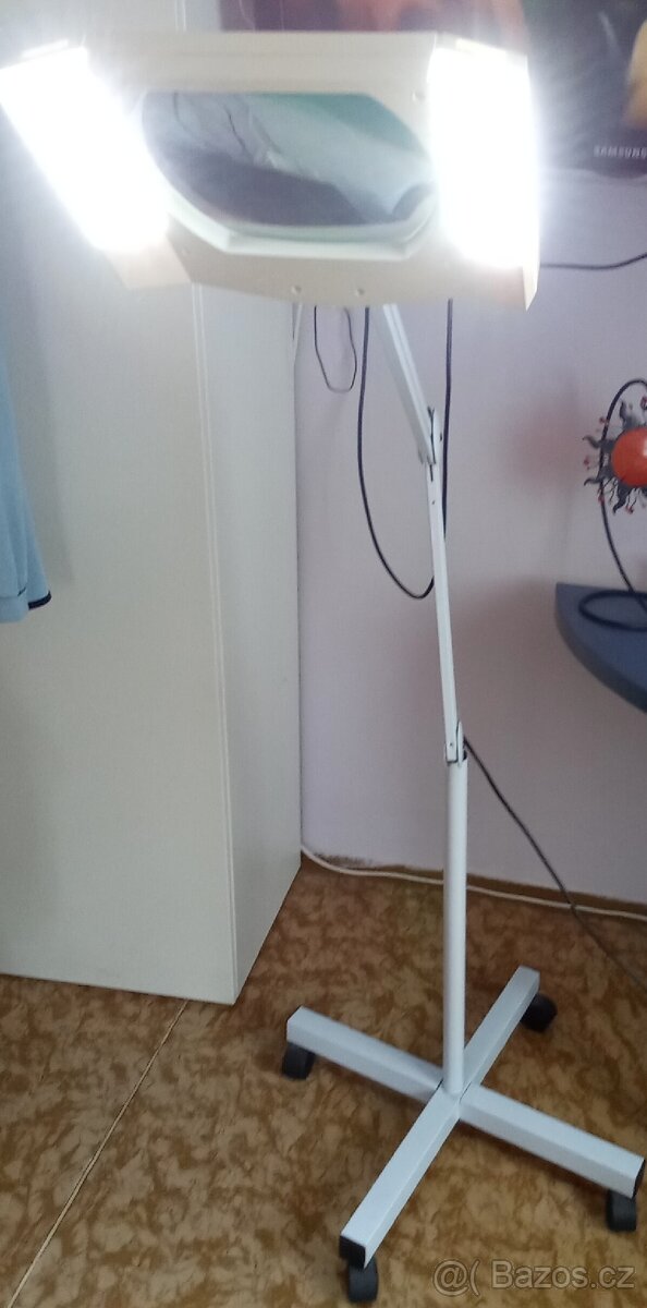 LED světlo s lupou