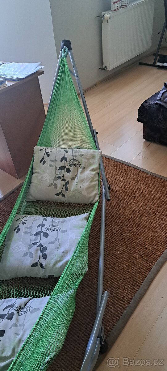 Houpací síť s konstrukcí