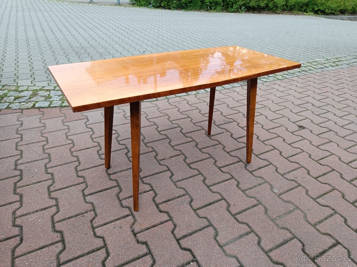 Retro konferenční stolek.