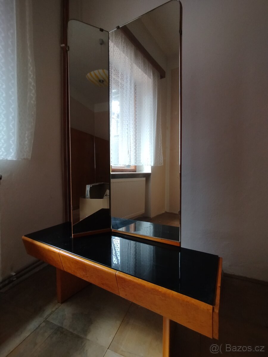 Toaletní skříňka se zrcadlem