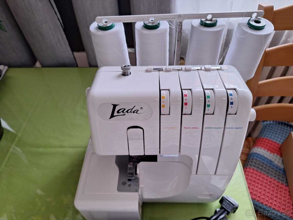 Šicí stroj Lada 700D