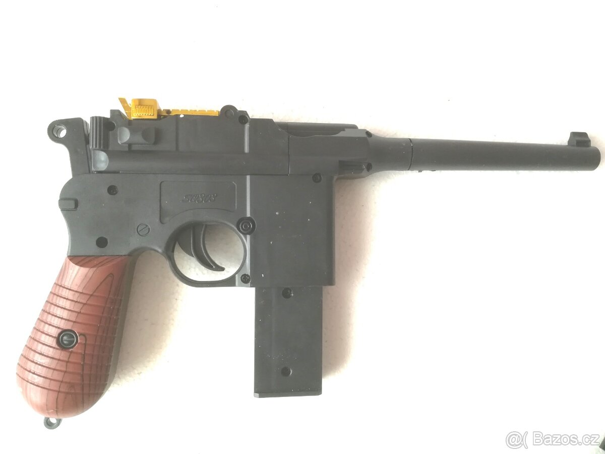 Manuální airsoft celokovova pistole je replikou Mauser C