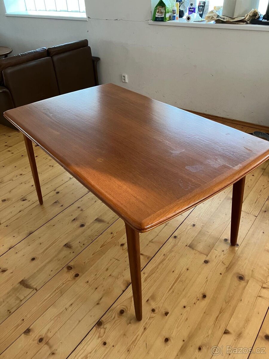 Stůl z masivu, rozkládací