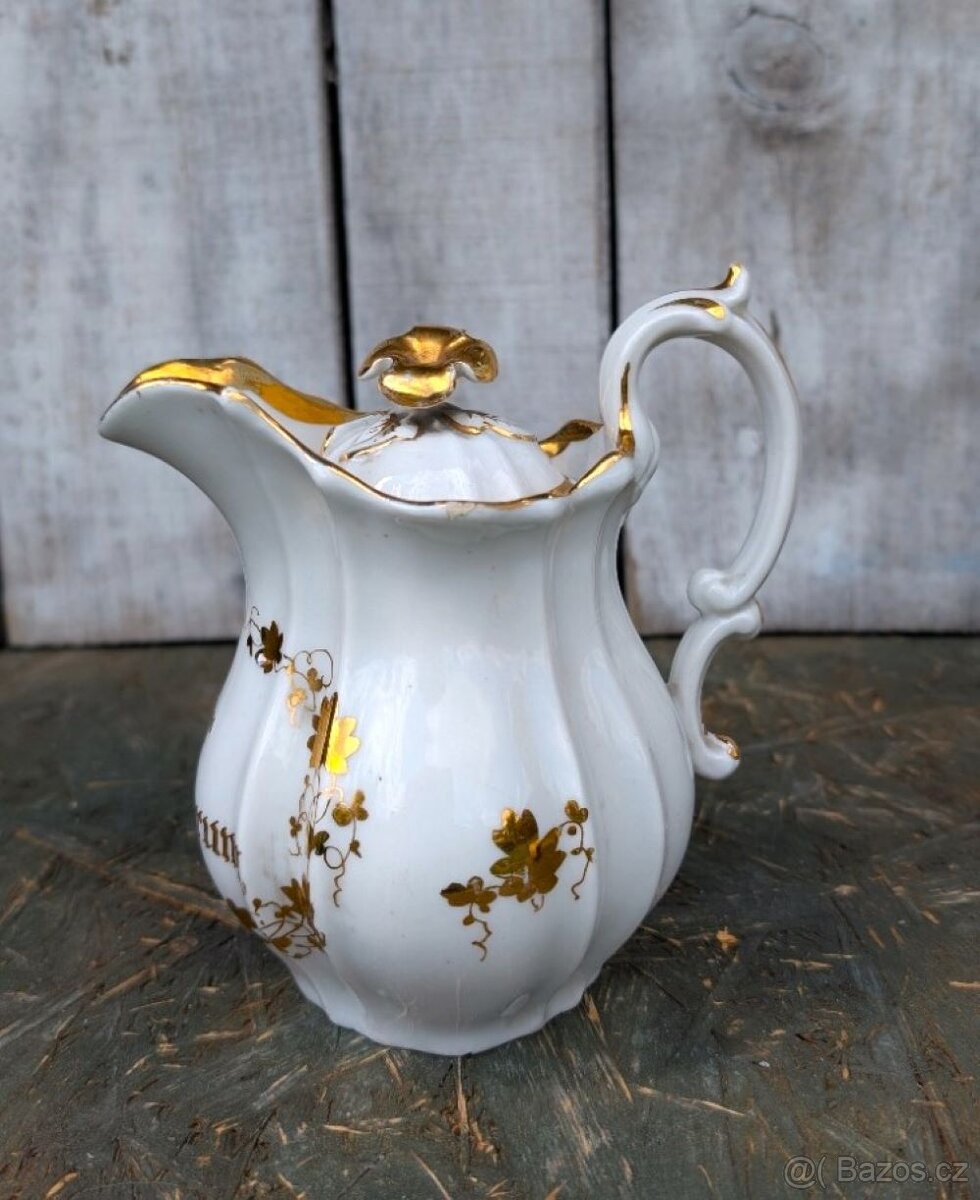 Starožitná mléčenka...konvička, víčko s květem.