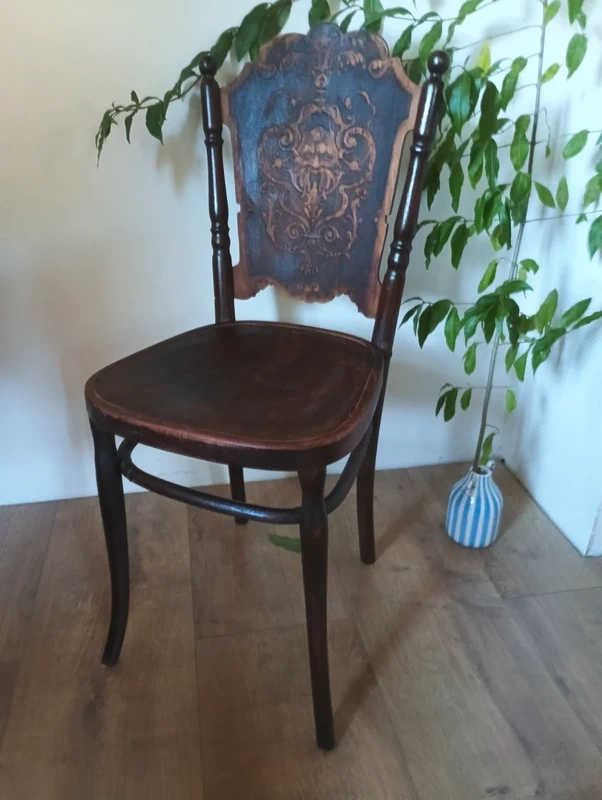 Starožitná židle THONET motiv čert