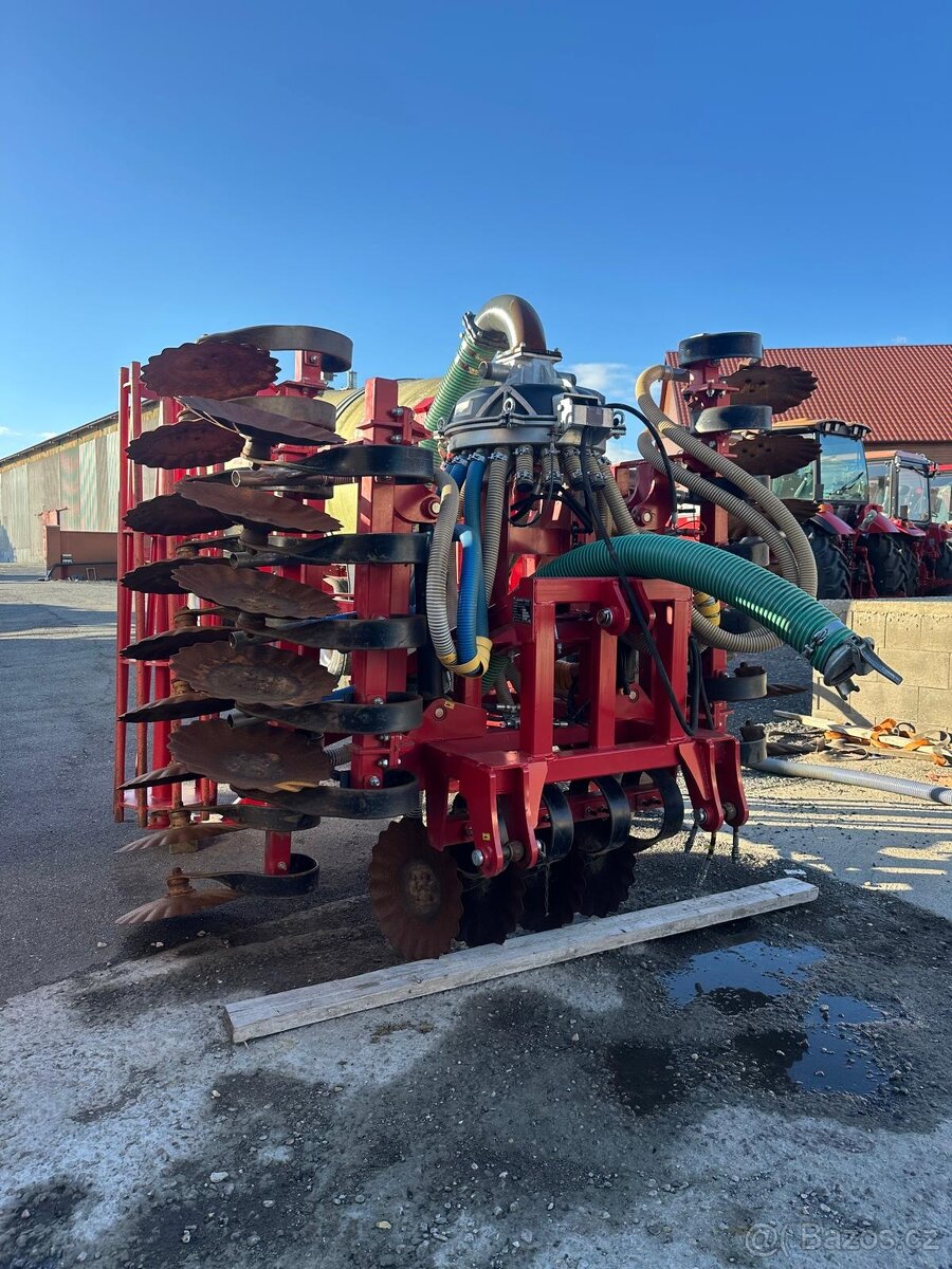 Diskový nesený podmítáč aplikátor na digestát 4m