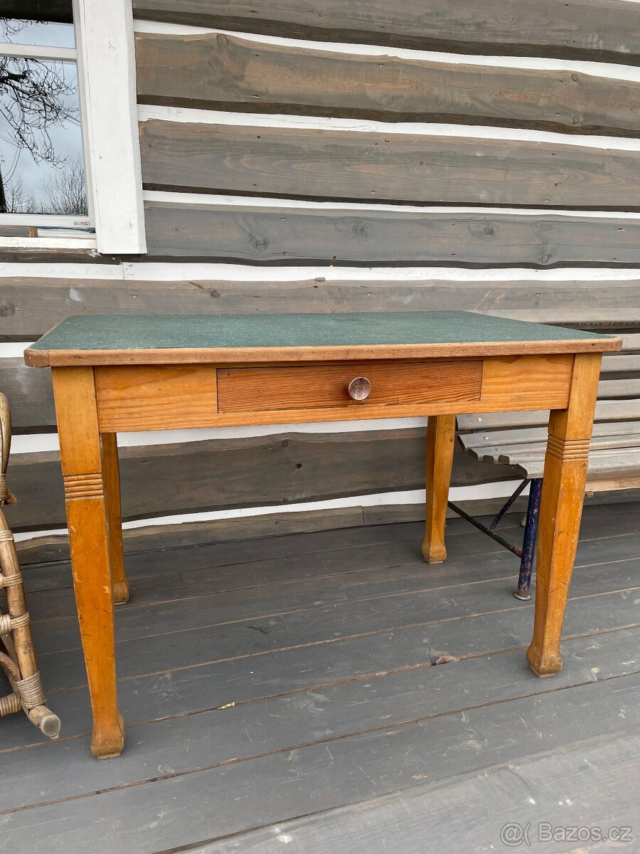 Krásný starý stůl
