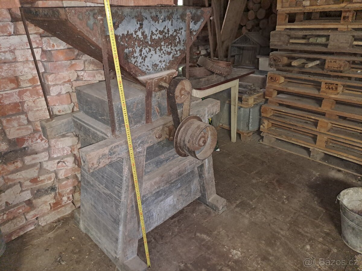 Kamenný šrotovník na obilí, umyvadlo ČKD , krmítko