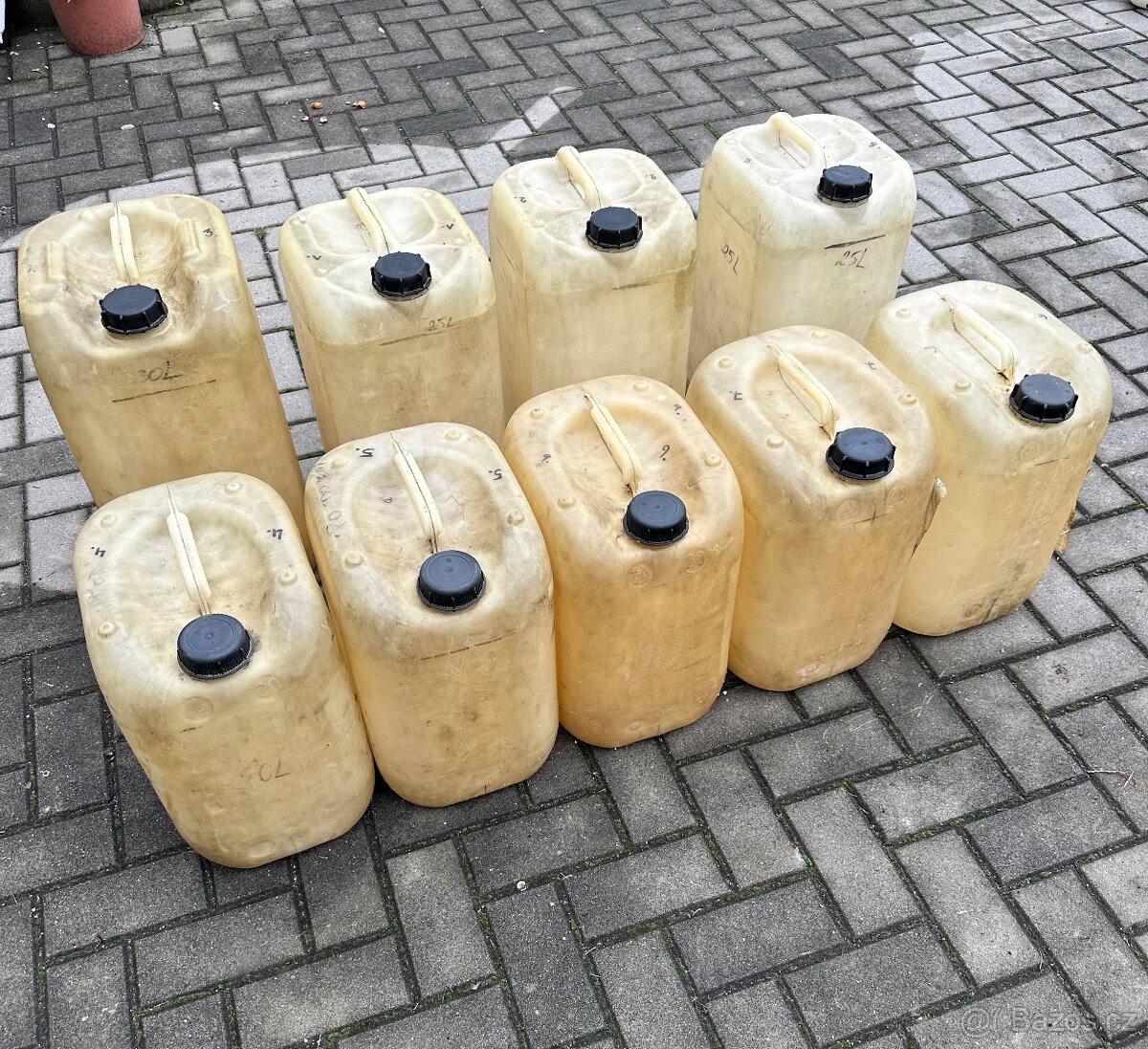 Plastové kanystry od nafty