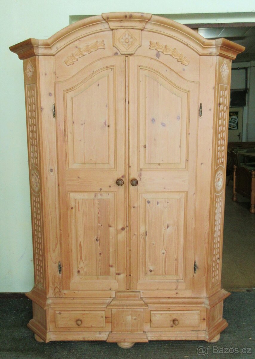 Skříň šatní z borovice vyřezávaná - masiv - Výborný stav