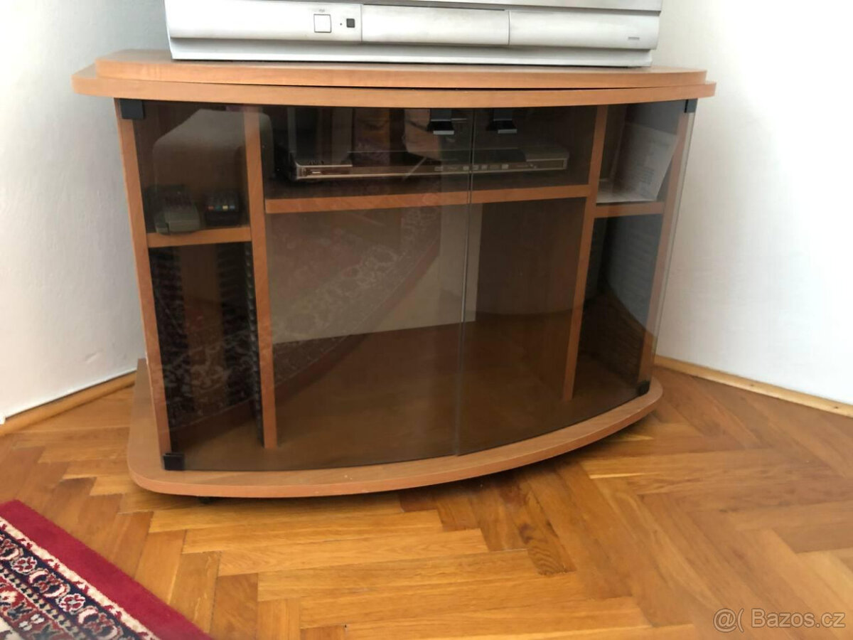 Dřevěná prosklená skříňka pod televizi, kolečka, (TV stolek)