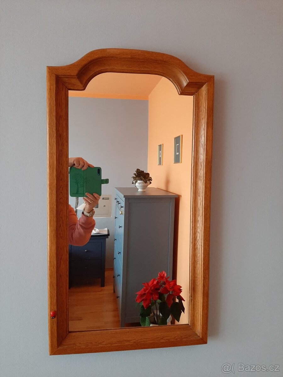 Nástěnné zrcadlo