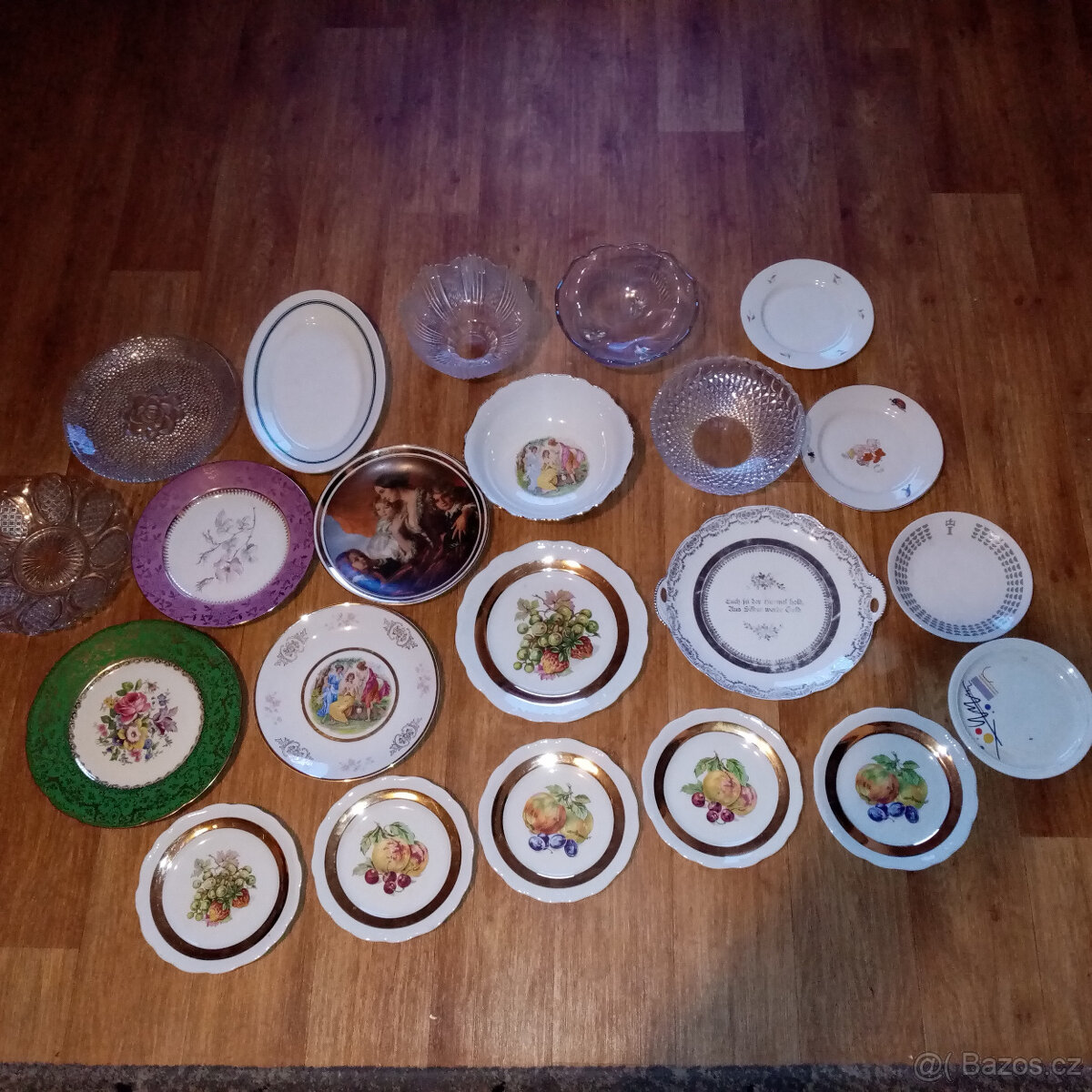 Prodám staré porcelánové a skleněné talíře a mísy.