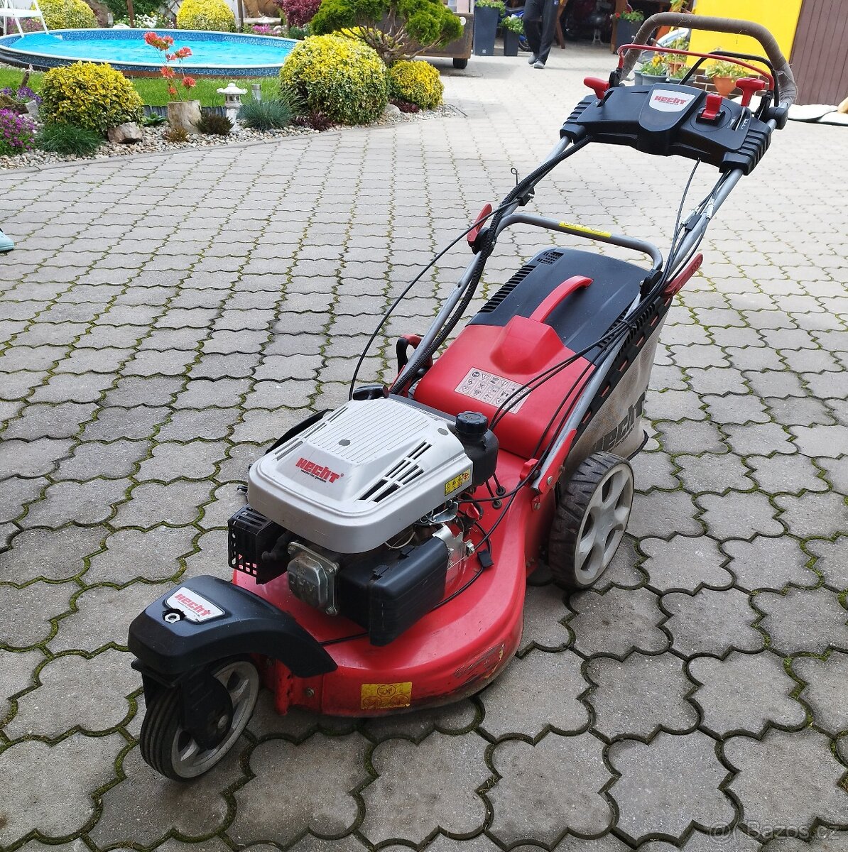 Tříkolová sekačka s pojezdem HECHT 5543 SXE