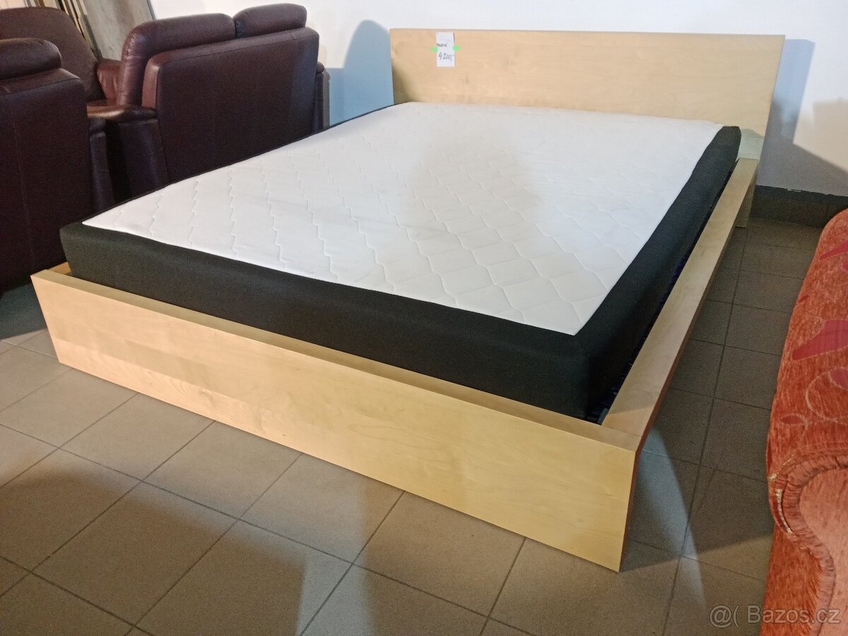 Postel 160x200cm.