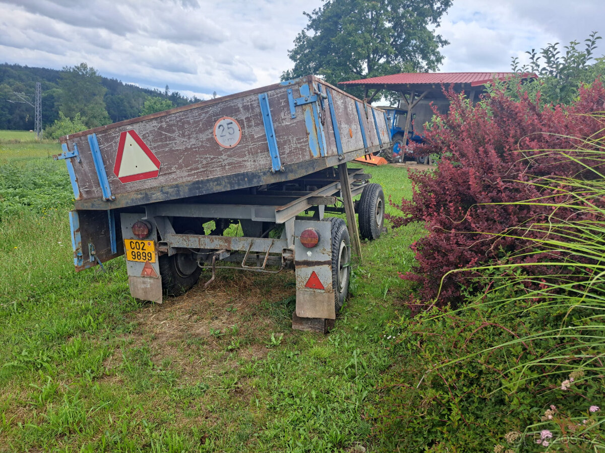 Traktorový přívěs