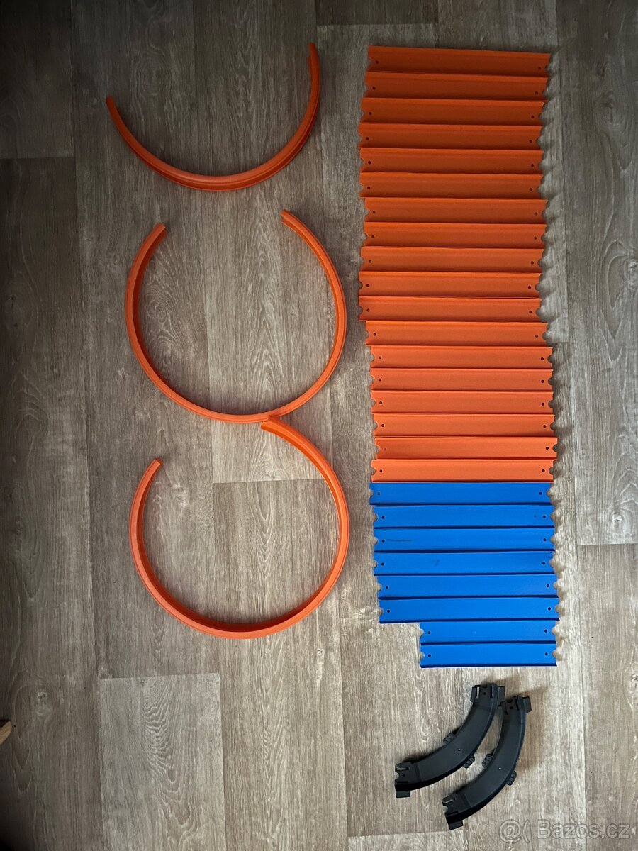 Hotwheels dráha s elektrickými zrychlovačemi.