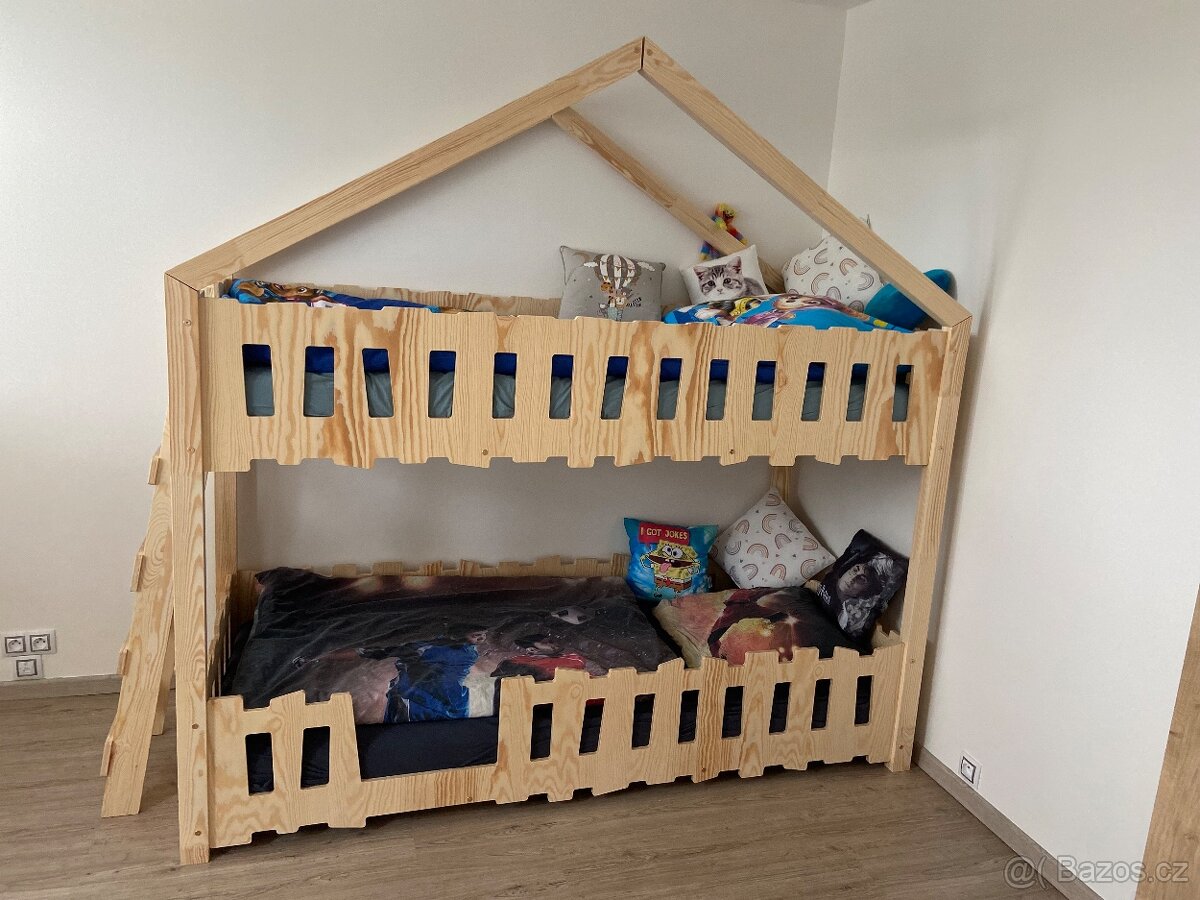 Domečková patrová postel ze zábranou, zn. Elisdesign