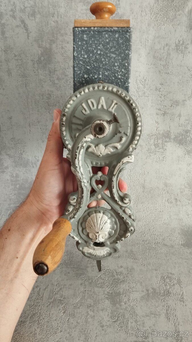 Velmi starý krásný velký mlýnek na strouhanku IDA.