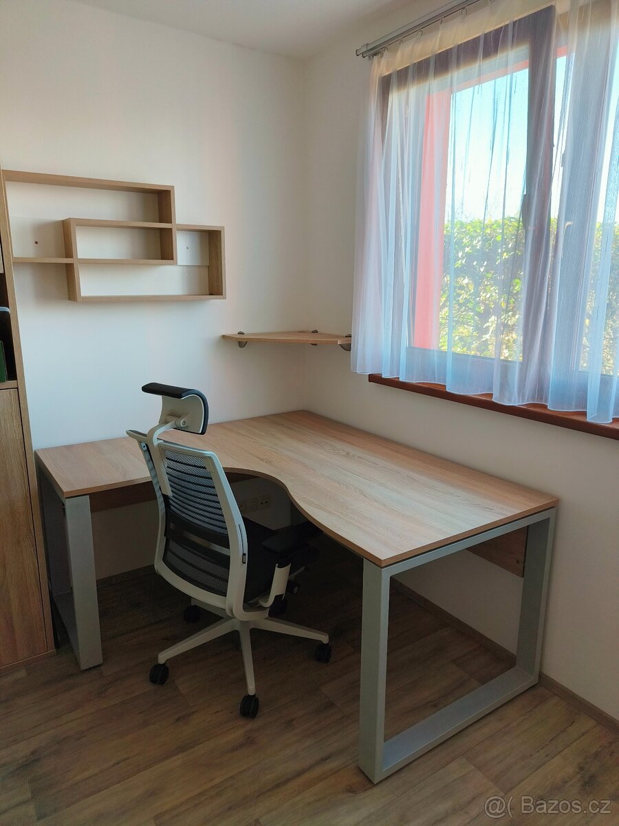 Rohový psací stůl top stav