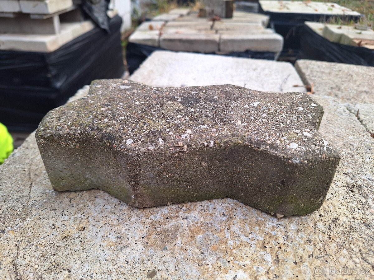 Prodám zámkovou a betonovou dlažbu a bílé cihly